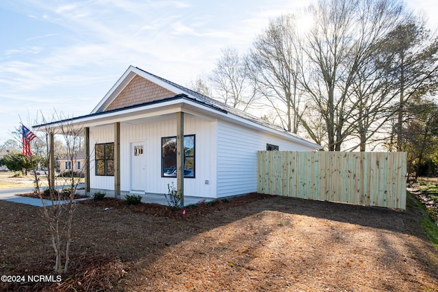 view of front of property featuring a porch