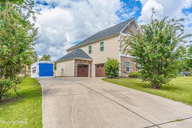 view of front facade featuring a front lawn