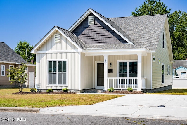 view of front facade featuring a front yard and covered porch