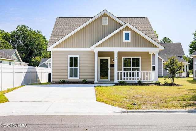 view of front facade featuring a front yard and covered porch