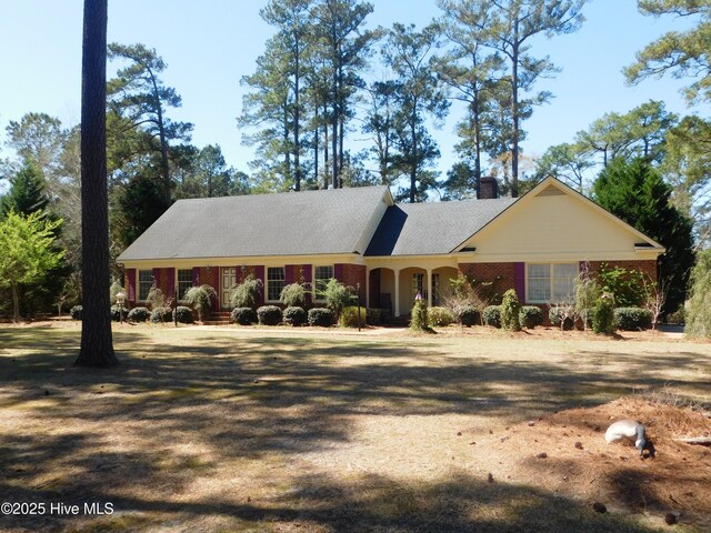 single story home with a front lawn