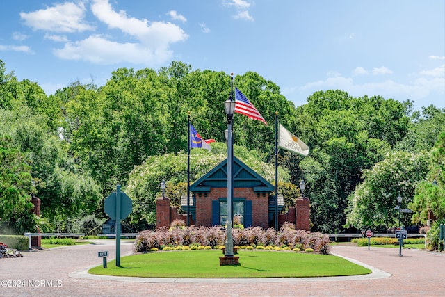 view of front of home featuring a front lawn