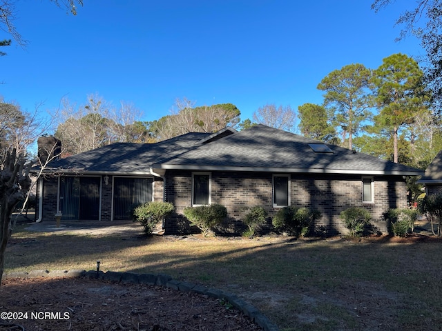 ranch-style home with a front yard