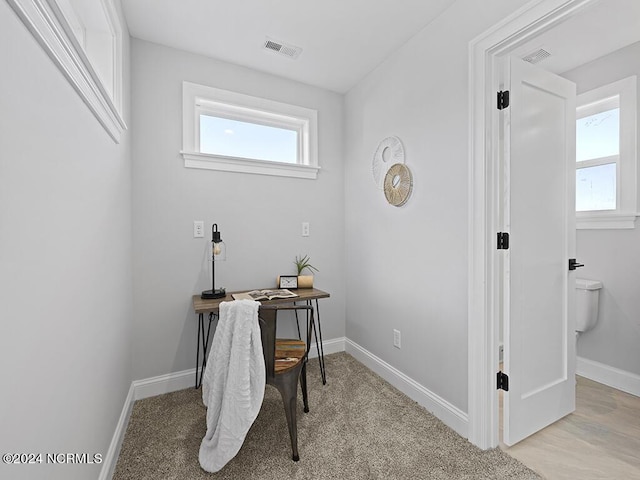 home office with visible vents and baseboards