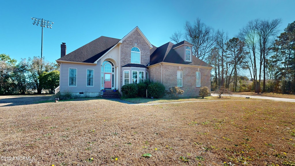 view of front facade with a front yard