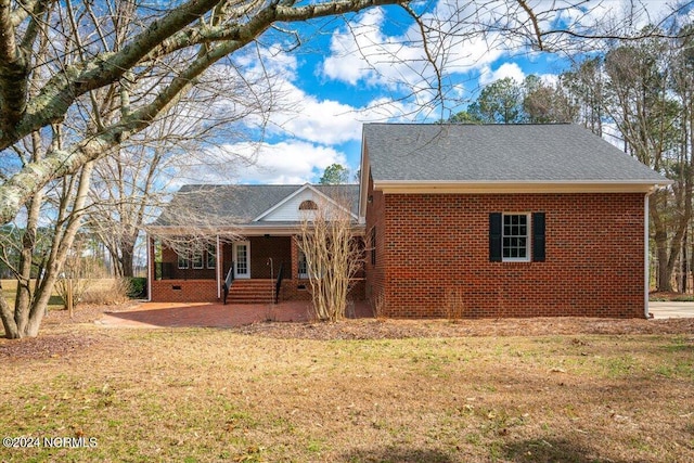 view of front of home featuring covered porch and a front lawn