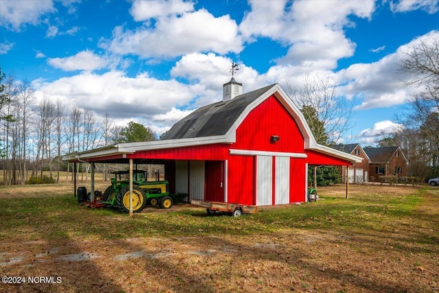 view of outdoor structure featuring a yard