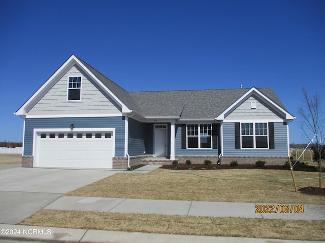 view of front facade featuring a front lawn