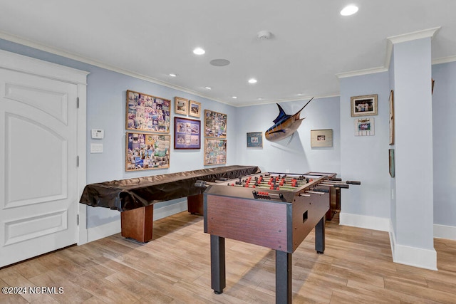 playroom featuring light hardwood / wood-style flooring, crown molding, and pool table