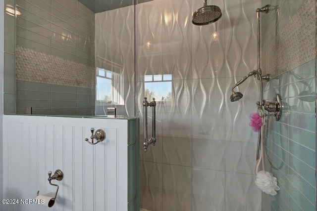 bathroom featuring a tile shower