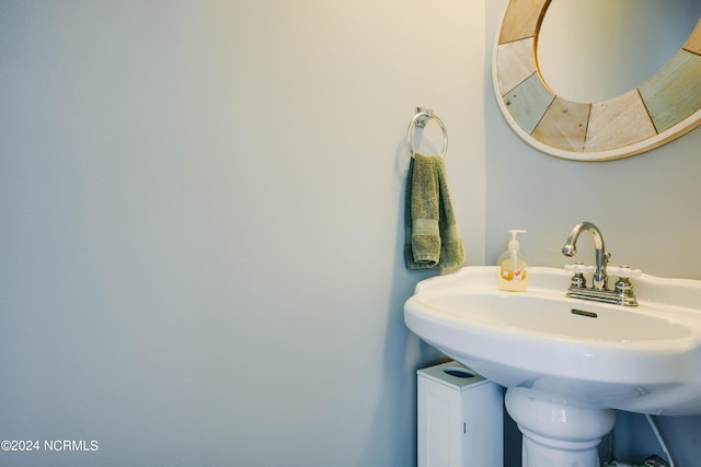 bathroom featuring sink