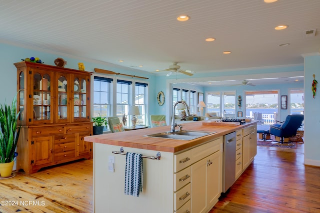 kitchen featuring light hardwood / wood-style flooring, a center island with sink, ceiling fan, and sink