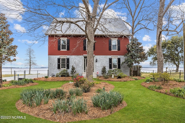 view of front of property featuring a front lawn