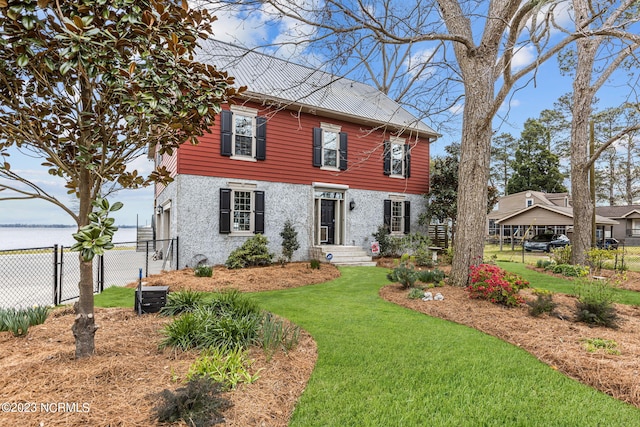 view of front of house featuring a front lawn