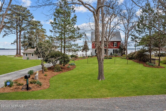 view of yard featuring a water view