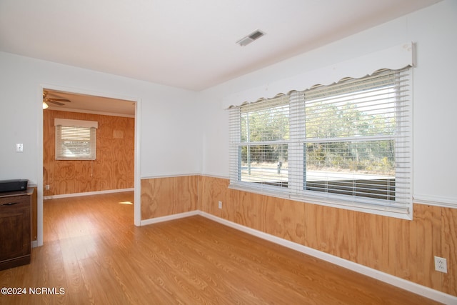 empty room featuring light hardwood / wood-style floors and ceiling fan