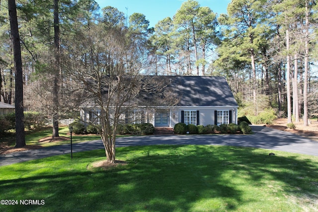 cape cod house featuring a front lawn