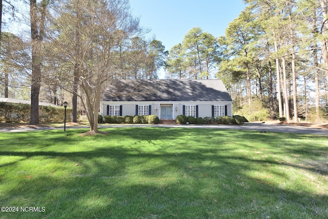 view of front facade with a front yard