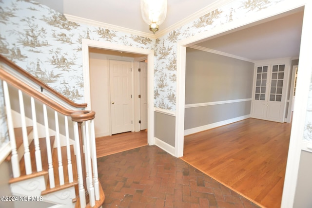 entryway featuring crown molding