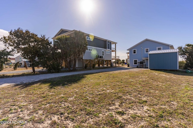 view of yard featuring an outdoor structure