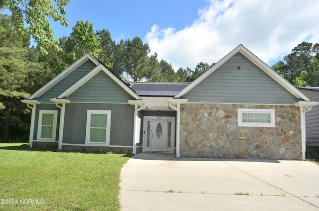 view of front facade featuring a front lawn