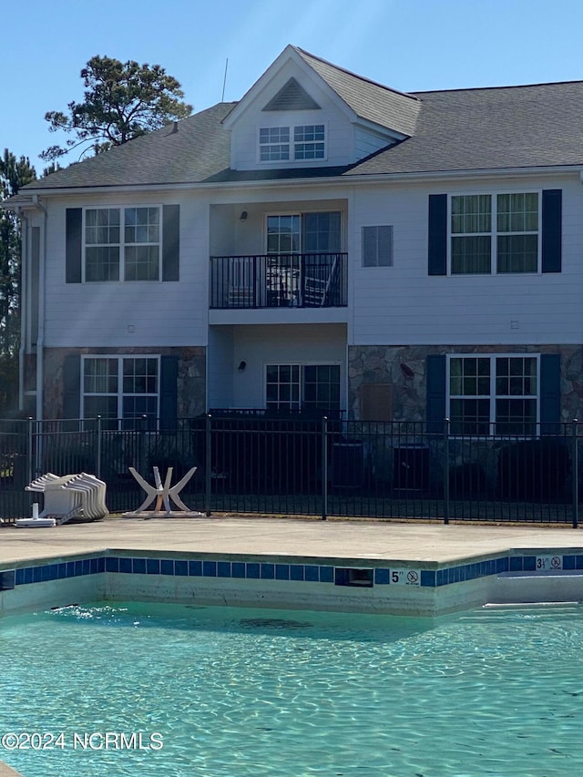 view of swimming pool