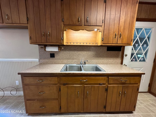 kitchen with backsplash and sink