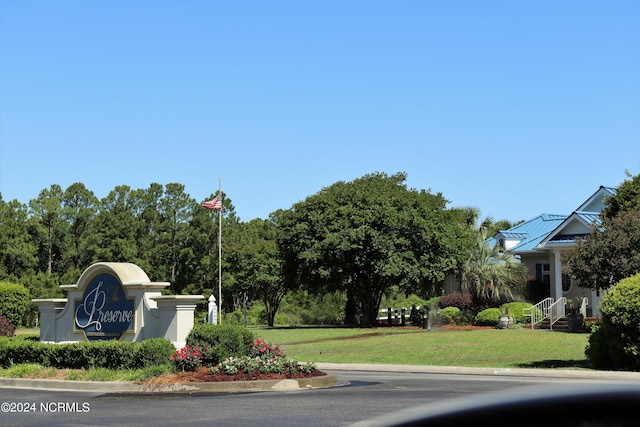 community / neighborhood sign featuring a lawn