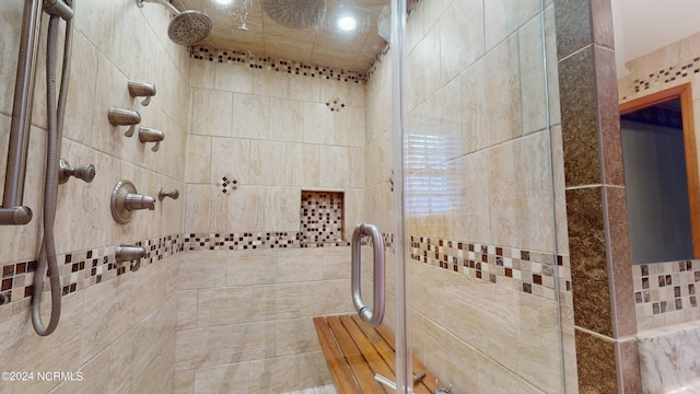 bathroom featuring a tile shower