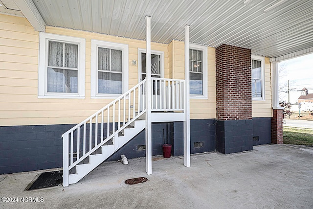 entrance to property featuring a porch