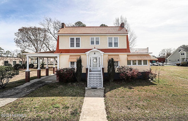 view of front of property featuring a front lawn