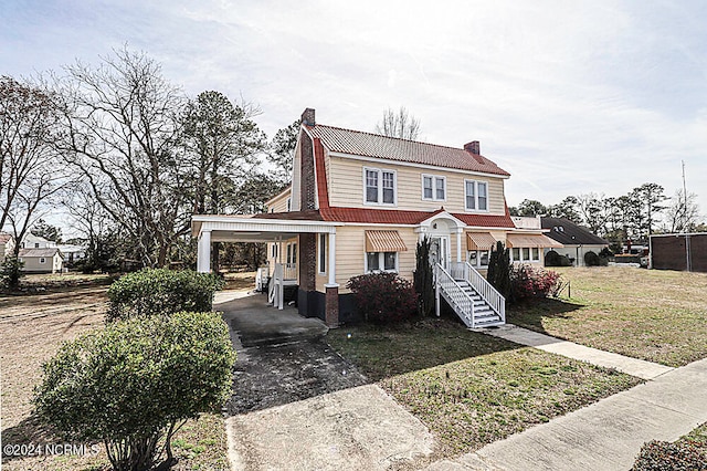 view of front of home featuring a front yard and a carport