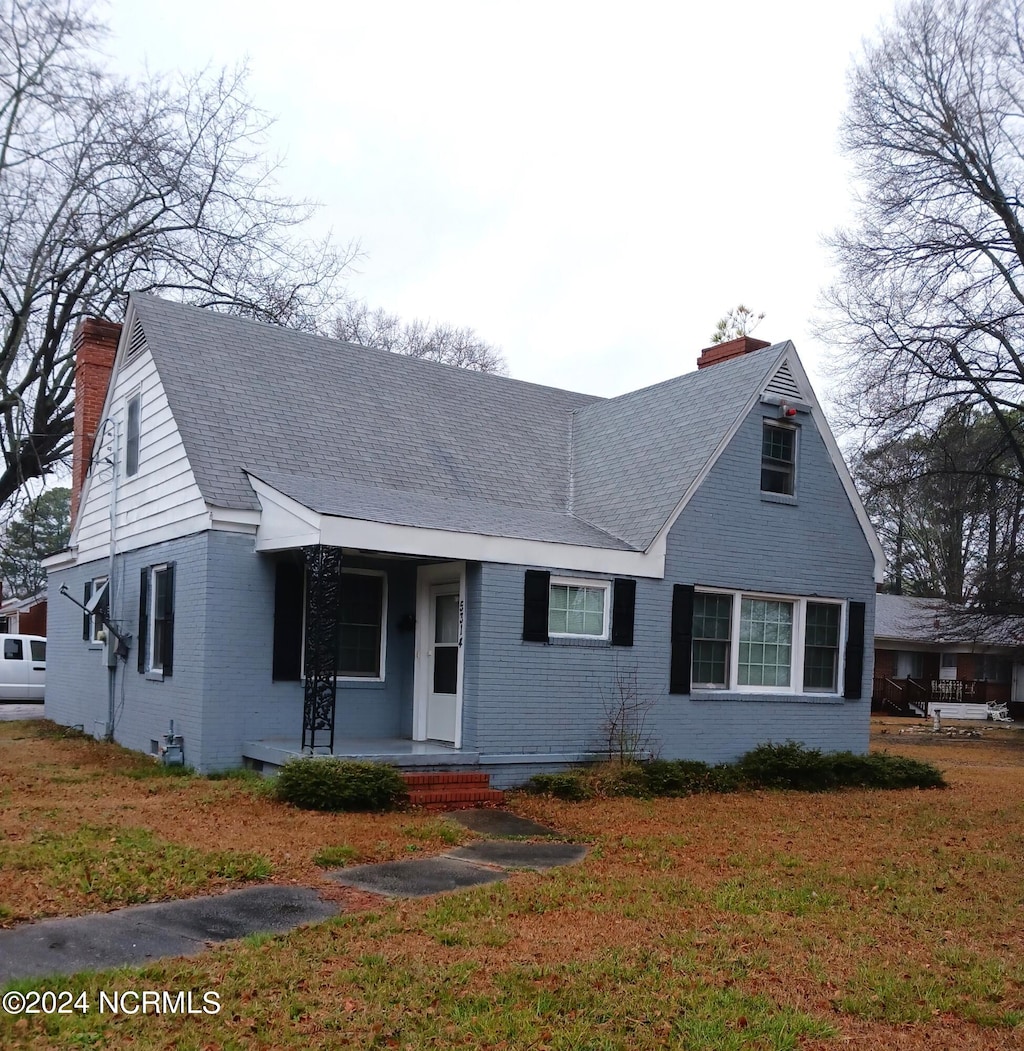 view of front facade with a front yard