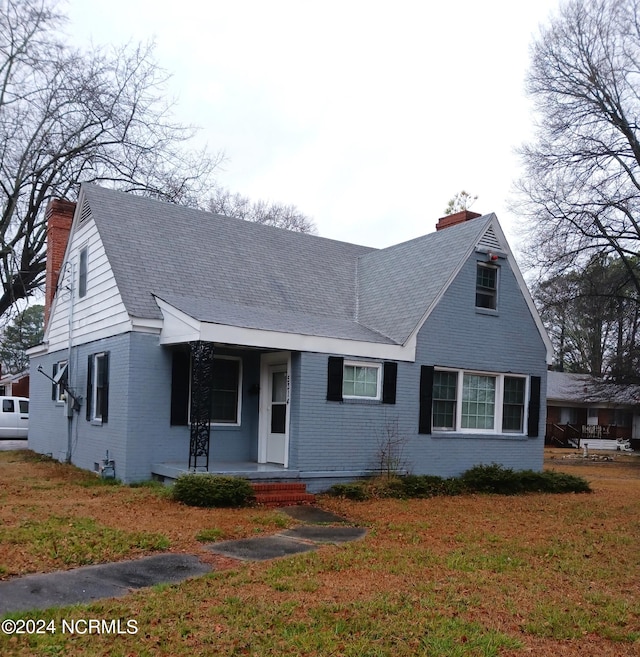 view of front facade with a front yard