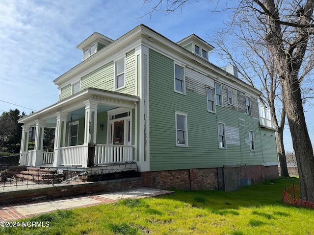 view of front of home with covered porch and a front yard