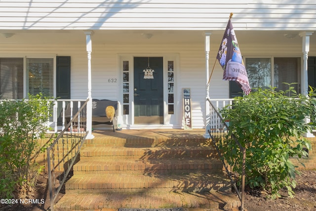 property entrance featuring a porch