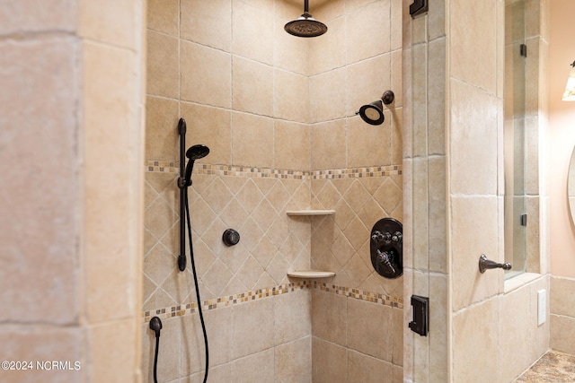 bathroom featuring a tile shower