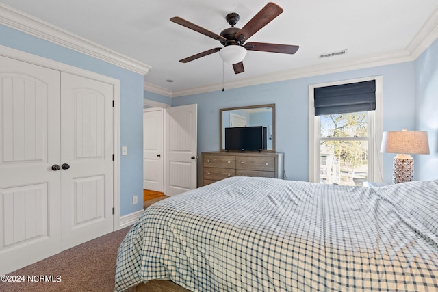 bedroom with ceiling fan, carpet flooring, a closet, and ornamental molding