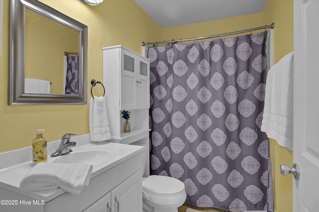 bathroom with toilet, a shower with shower curtain, and vanity