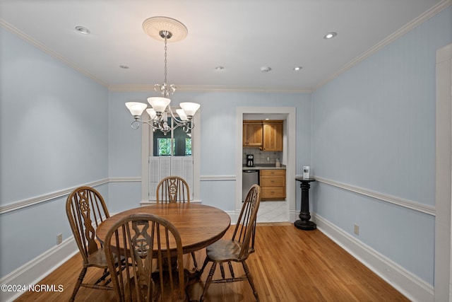 dining area featuring an inviting chandelier, light hardwood / wood-style flooring, and ornamental molding