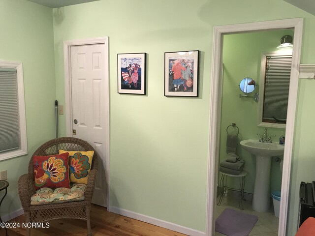 sitting room with sink and hardwood / wood-style floors