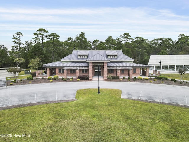 view of front of property featuring a front yard