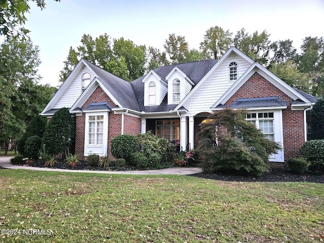 view of front of property featuring a front lawn