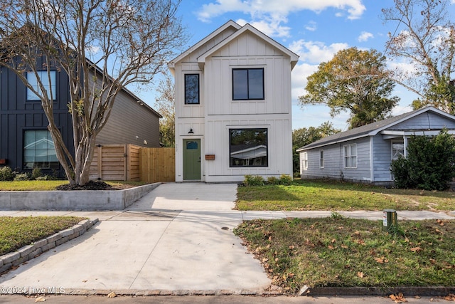 view of front of property featuring a front yard