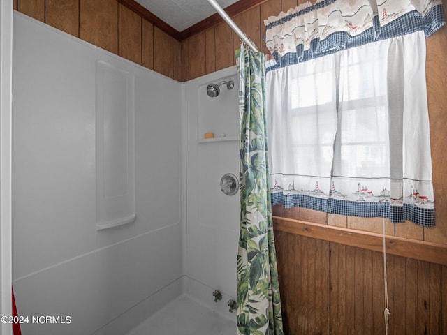 bathroom featuring curtained shower