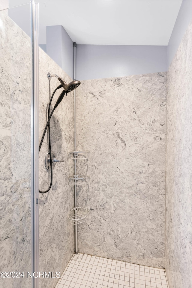 bathroom featuring a tile shower