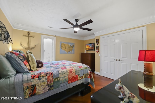 bedroom with crown molding, a closet, ceiling fan, and hardwood / wood-style floors