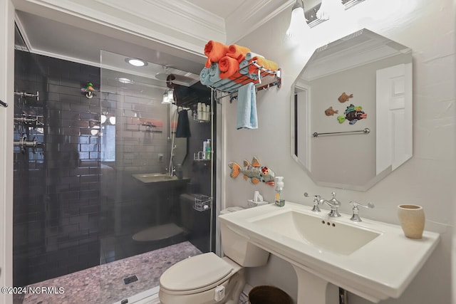 bathroom with tiled shower, crown molding, and toilet