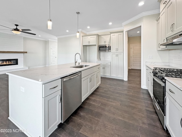 kitchen with ceiling fan, dark wood-type flooring, appliances with stainless steel finishes, backsplash, and sink