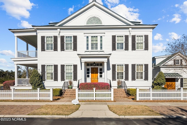 view of front of property featuring a balcony